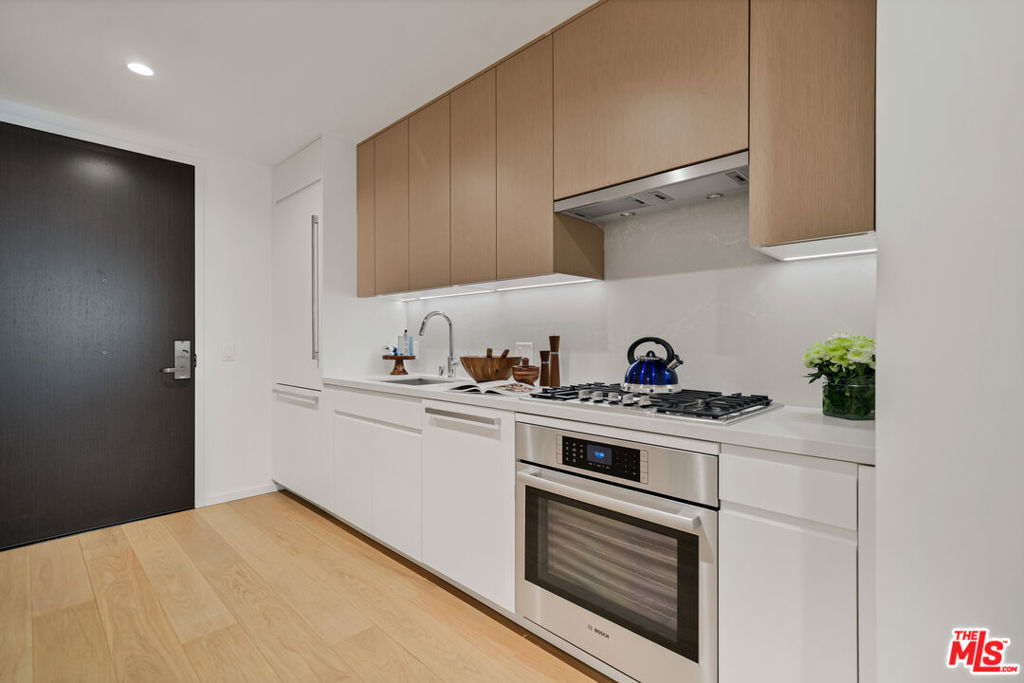 877 Francisco Street 626 Property Photo 4