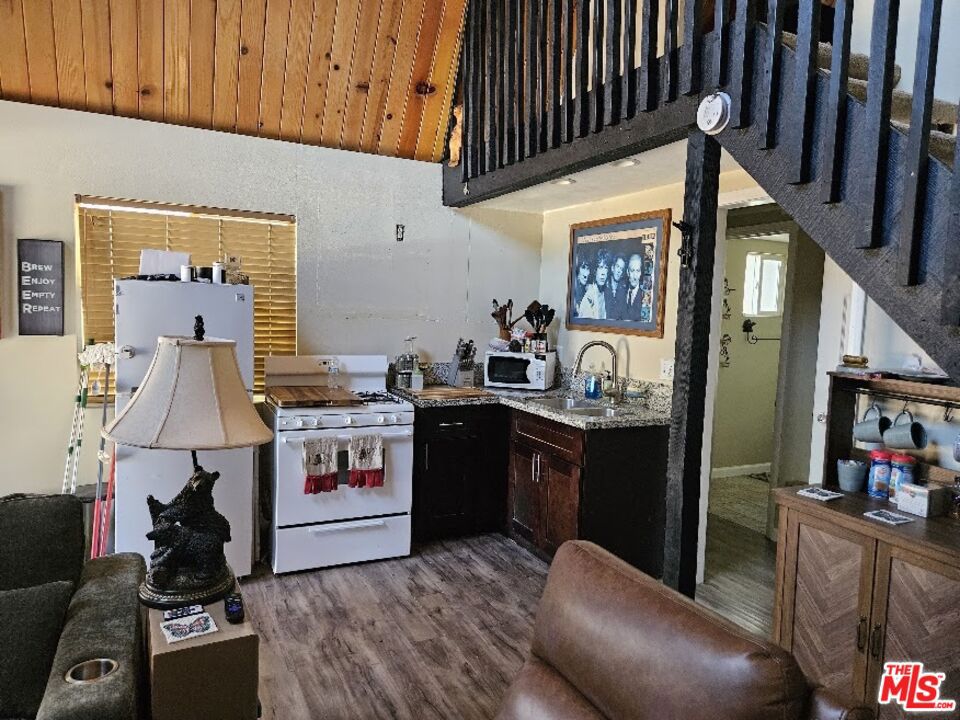 550 Pine Lane Property Photo 2