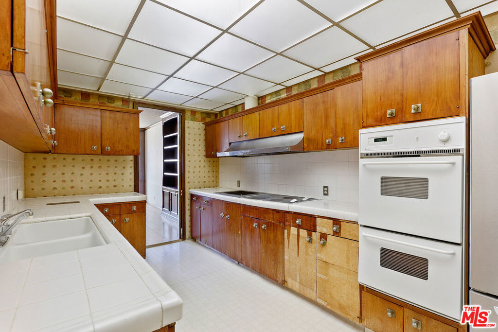 1333 S Beverly Glen Boulevard 403 Property Photo 20