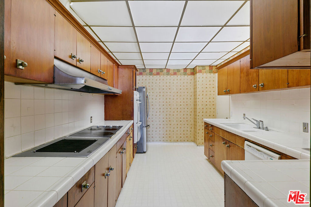 1333 S Beverly Glen Boulevard 403 Property Photo 21
