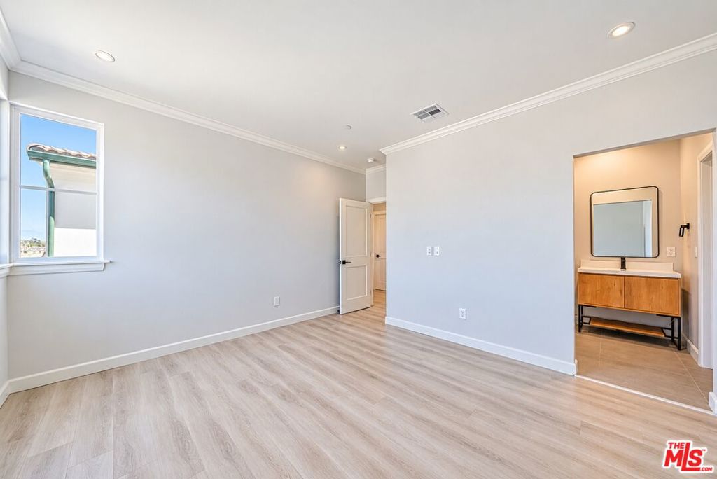 1022 La Cadena Avenue B Property Photo 13
