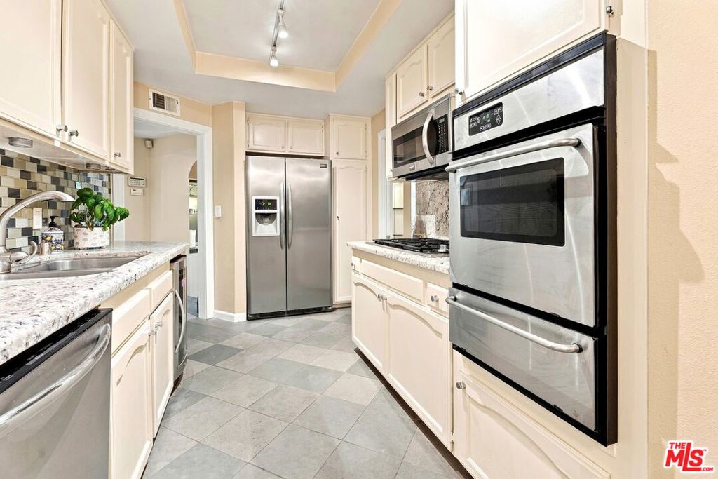 8455 Fountain Avenue 206 Property Photo 7