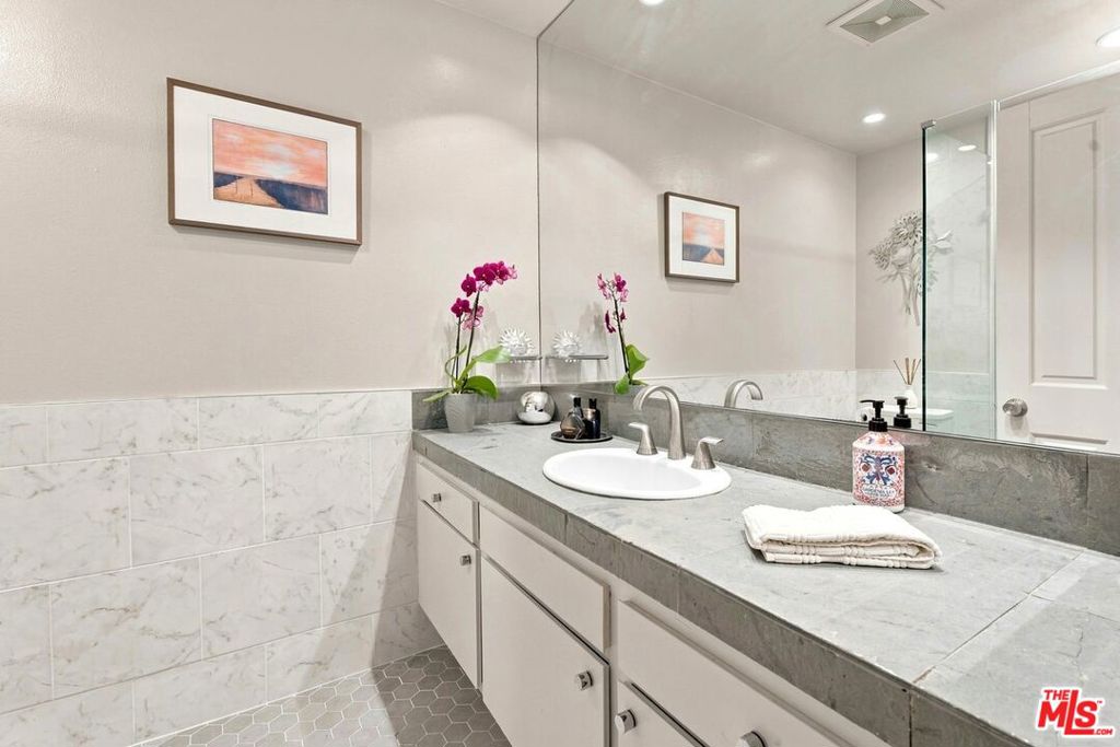 8455 Fountain Avenue 206 Property Photo 13