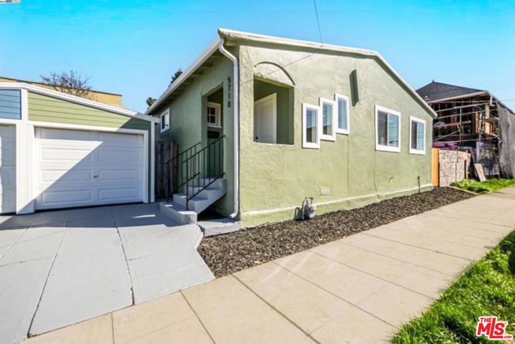 5718 Los Angeles Street Property Photo 1