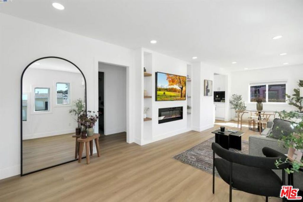 5718 Los Angeles Street Property Photo 4