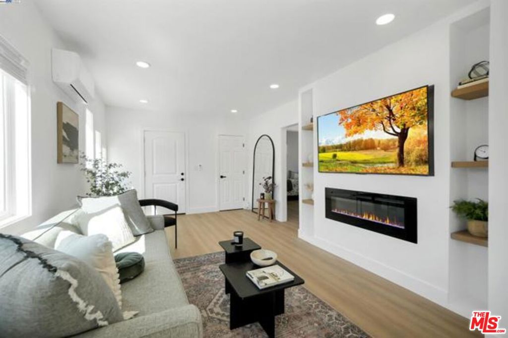 5718 Los Angeles Street Property Photo 8