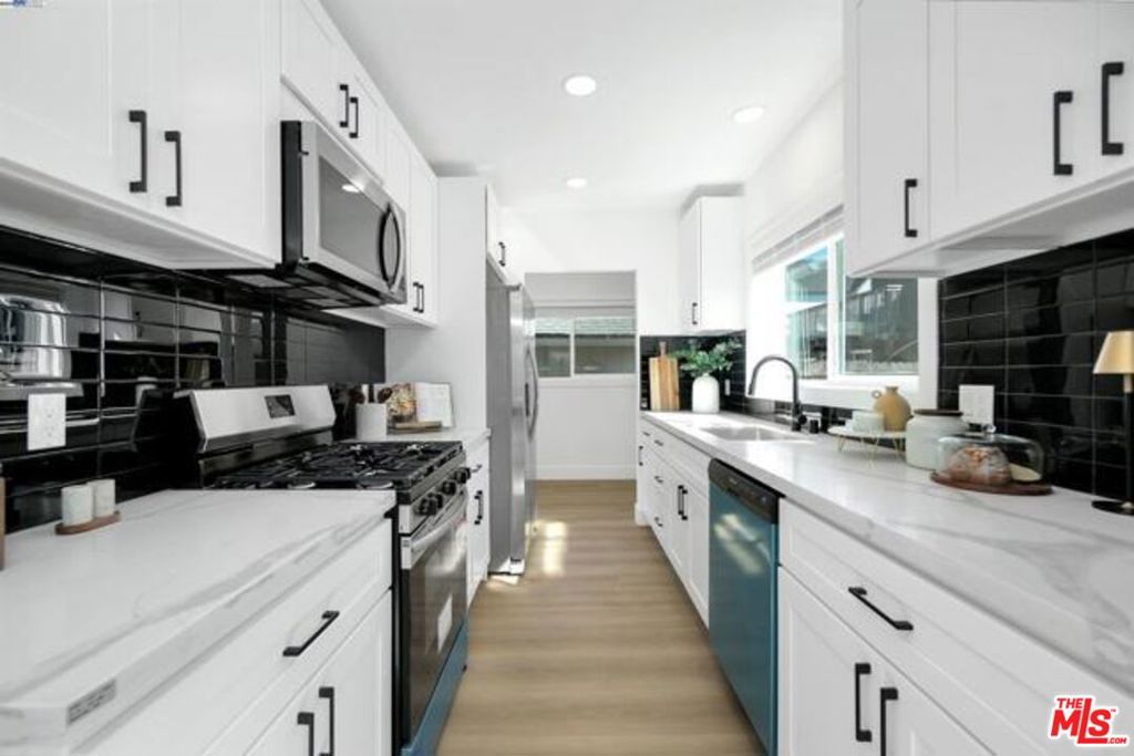 5718 Los Angeles Street Property Photo 12