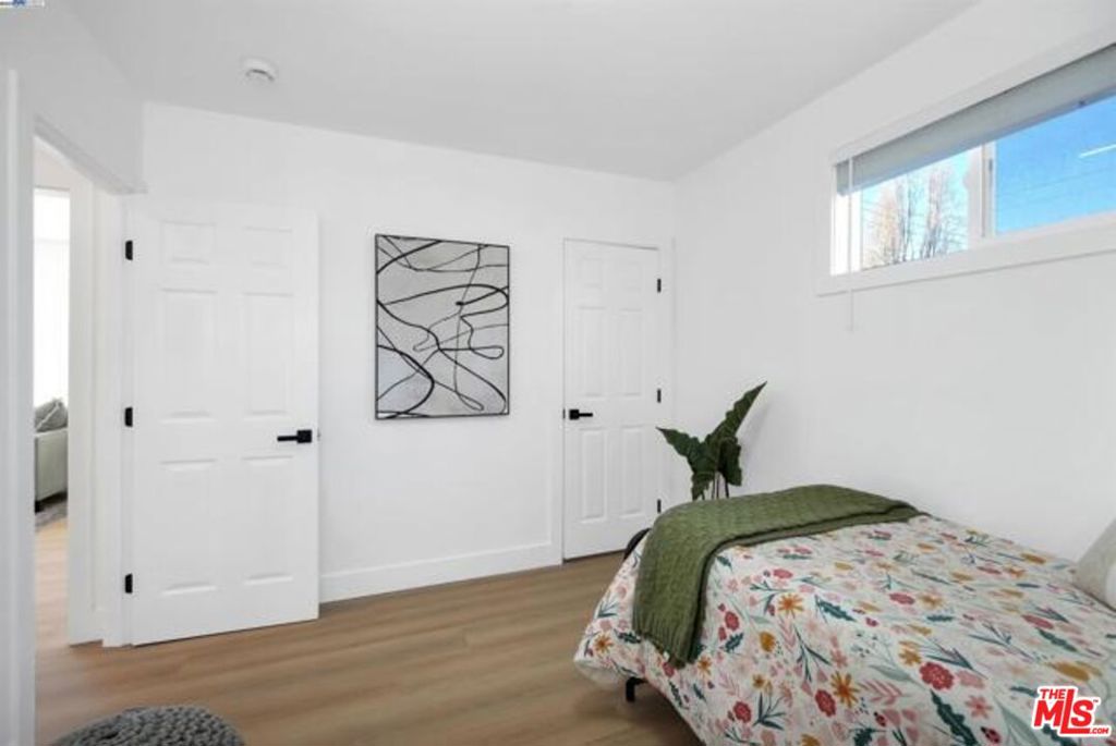5718 Los Angeles Street Property Photo 19