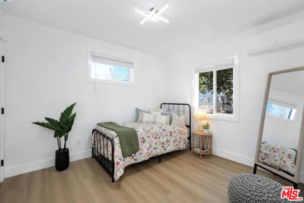 5718 Los Angeles Street Property Photo 20