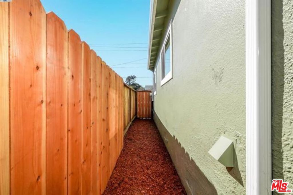 5718 Los Angeles Street Property Photo 27
