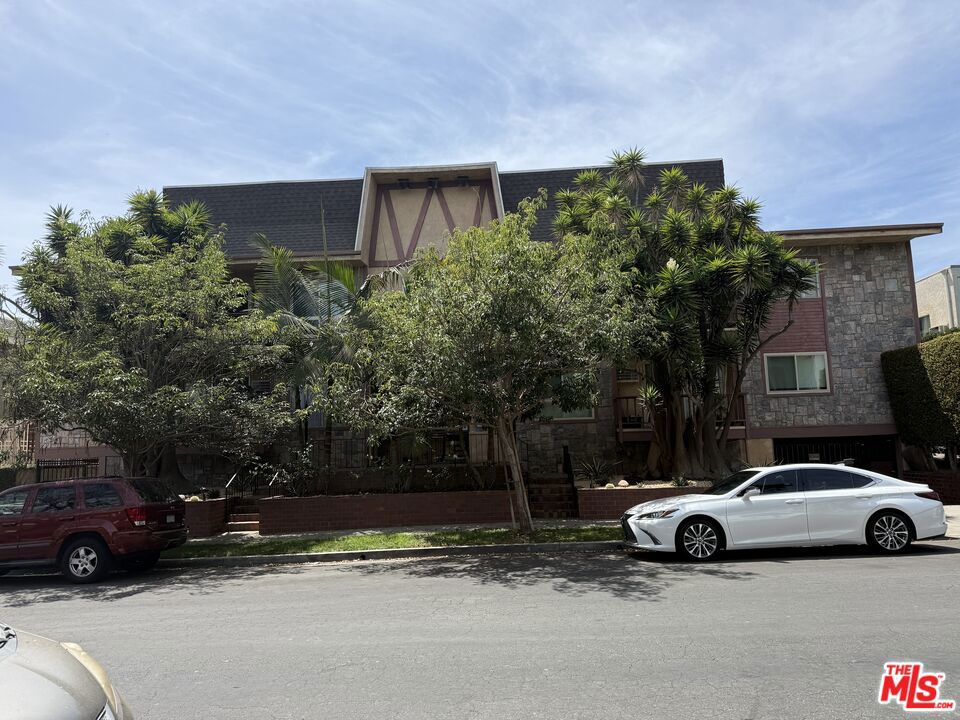 1849 Greenfield Avenue 106 Property Photo 1