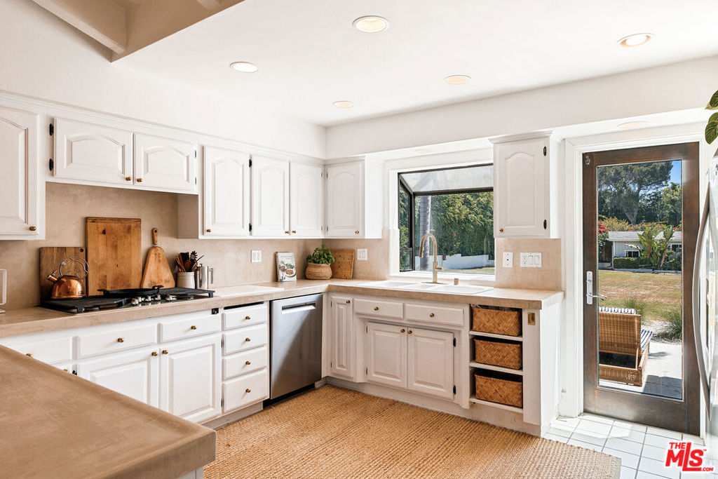 29328 Heathercliff Road Property Photo 16