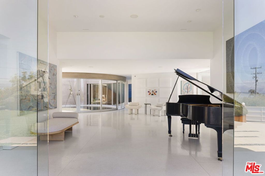 14700 Mulholland Drive Property Photo 4