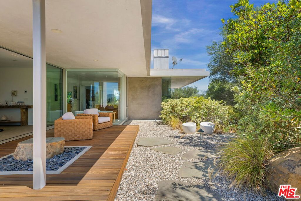 14700 Mulholland Drive Property Photo 27