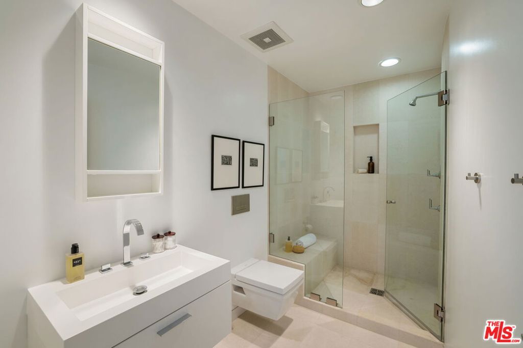 14700 Mulholland Drive Property Photo 29