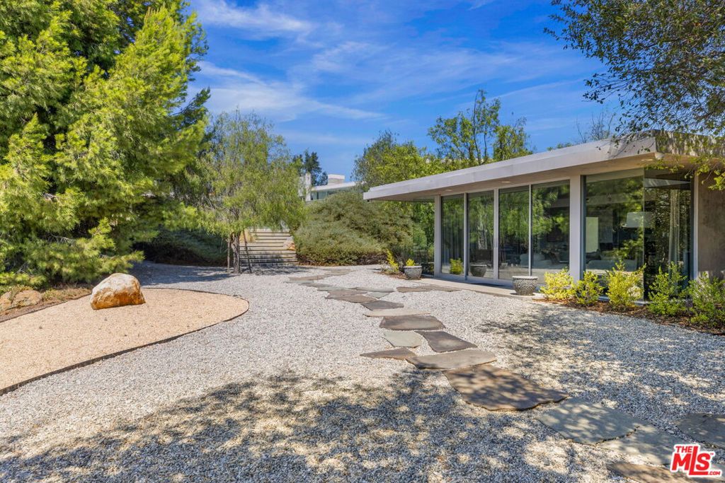 14700 Mulholland Drive Property Photo 37