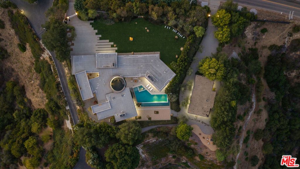 14700 Mulholland Drive Property Photo 53