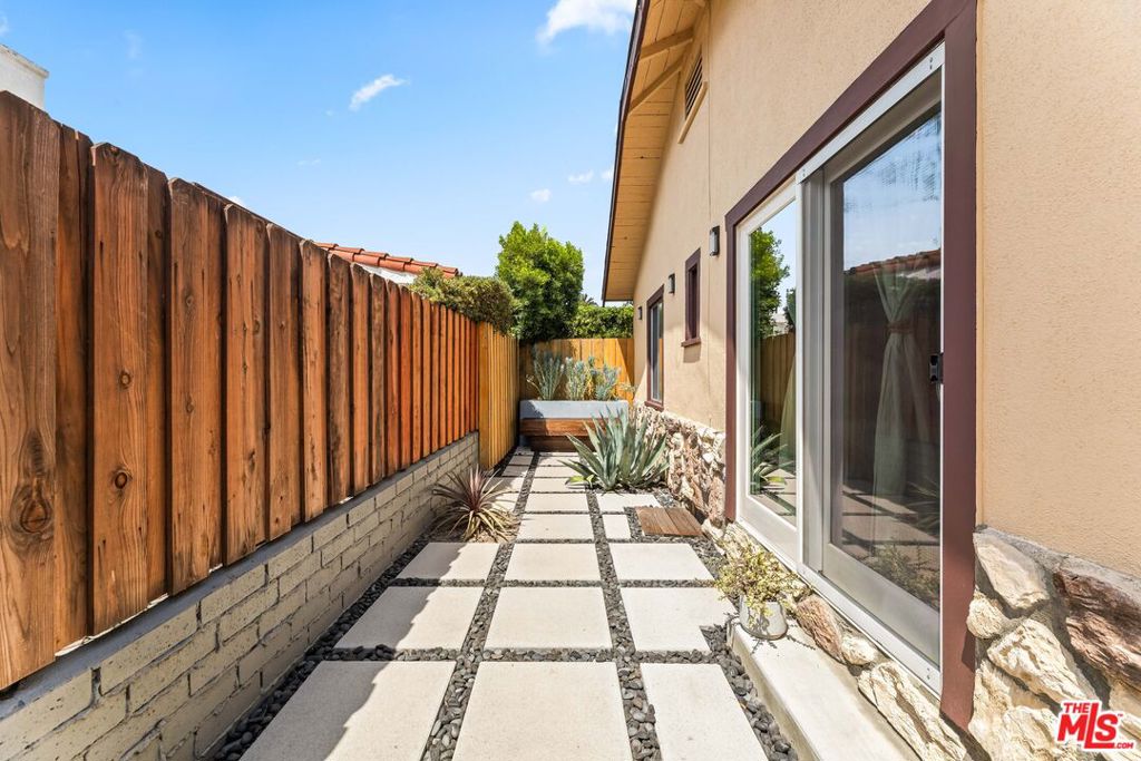 11202 Emelita Street Property Photo 17