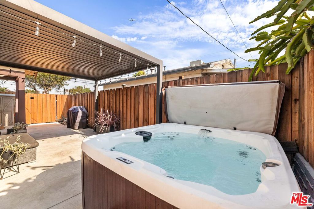 11202 Emelita Street Property Photo 19