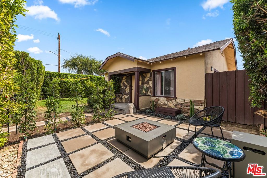 11202 Emelita Street Property Photo 20