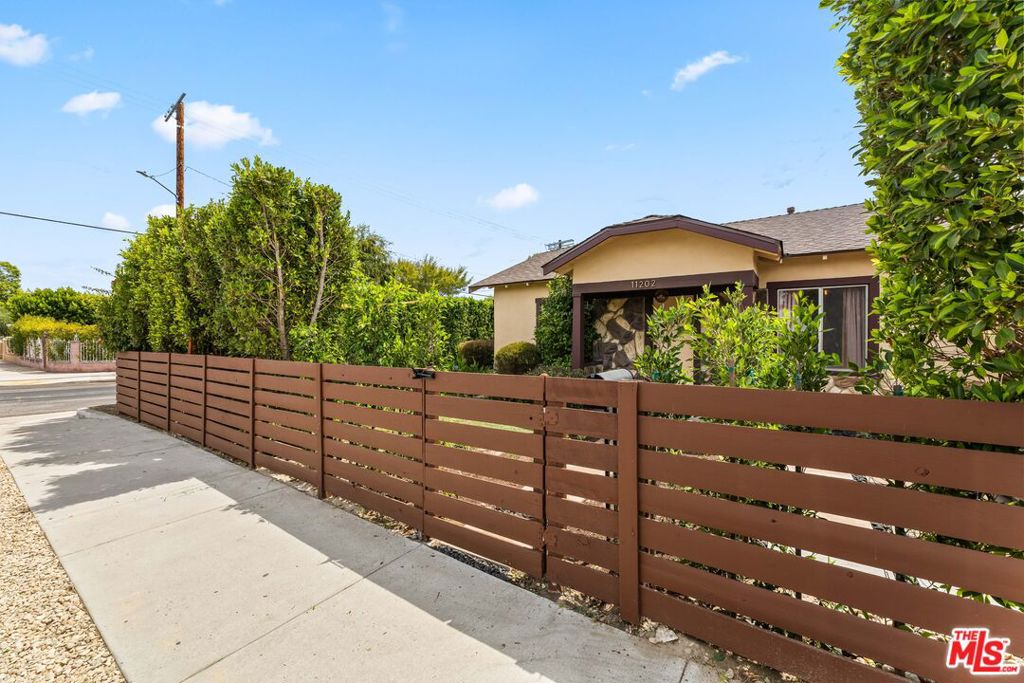 11202 Emelita Street Property Photo 23