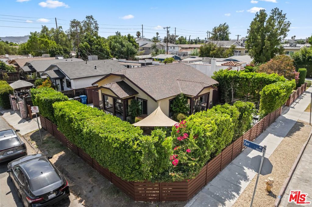 11202 Emelita Street Property Photo 29