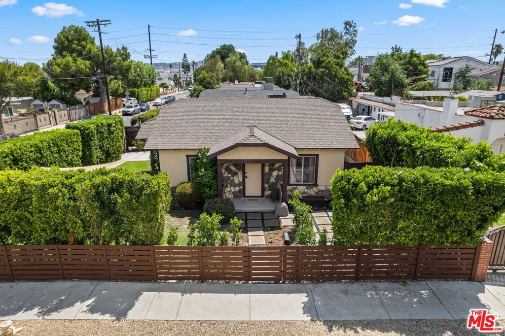 11202 Emelita Street Property Photo 54