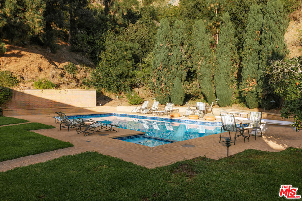 1058 N Hillcrest Road Property Photo 18