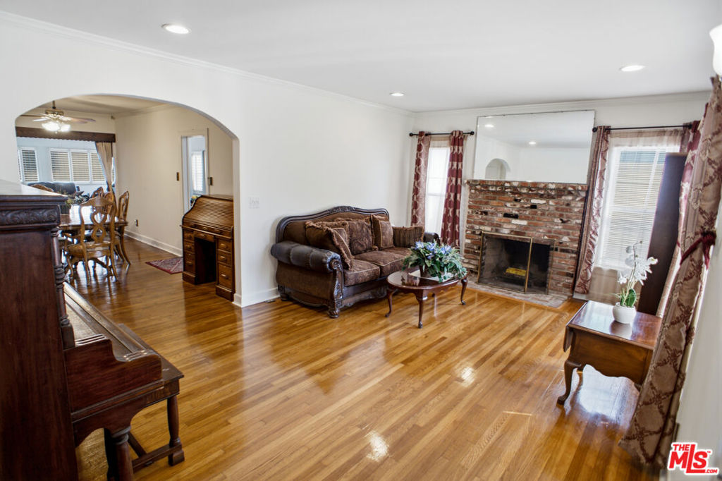 5132 Townsend Avenue Property Photo 4