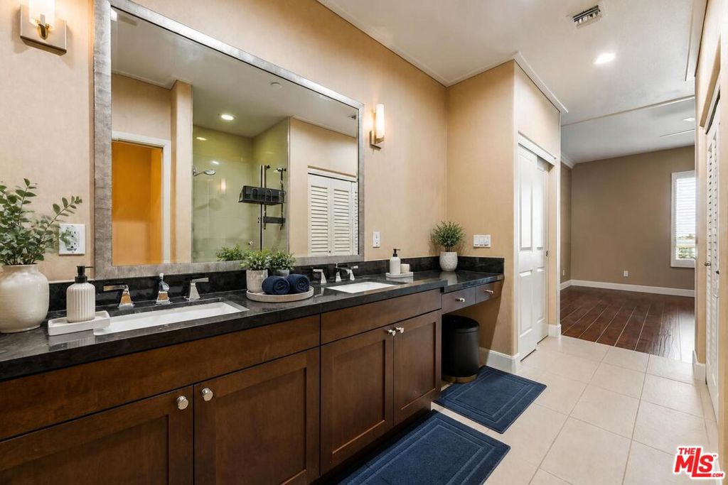311 S Gramercy Place 602 Property Photo 5