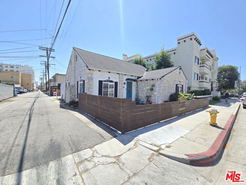 10420 Palms Boulevard Property Photo 3