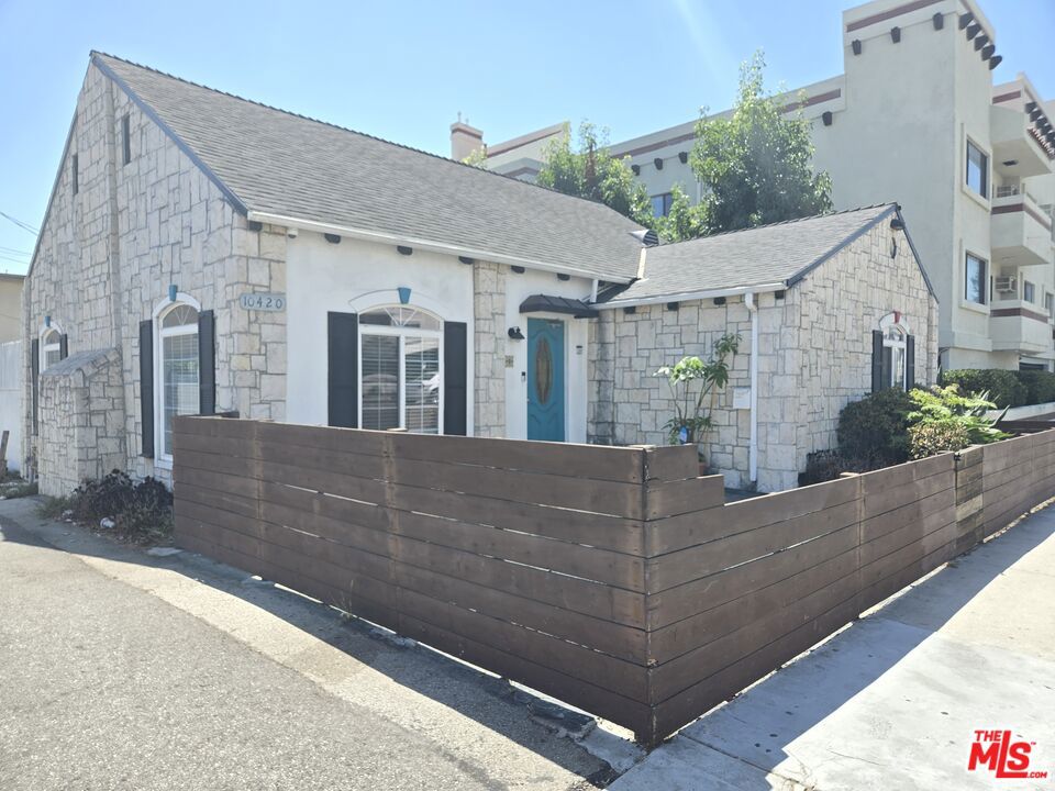 10420 Palms Boulevard Property Photo 4