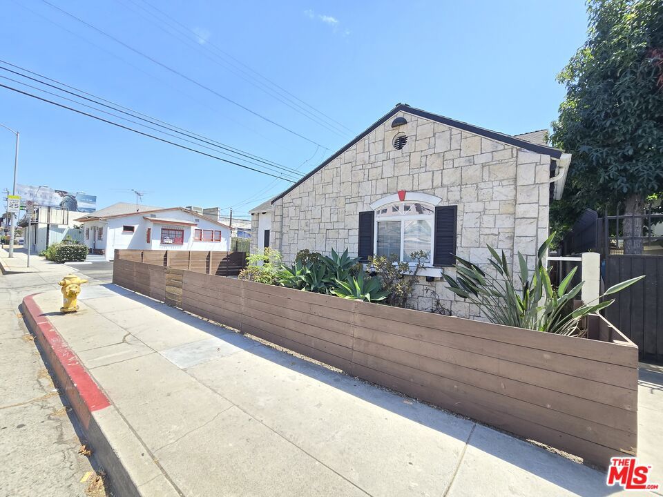 10420 Palms Boulevard Property Photo 7