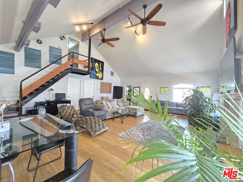 10420 Palms Boulevard Property Photo 24