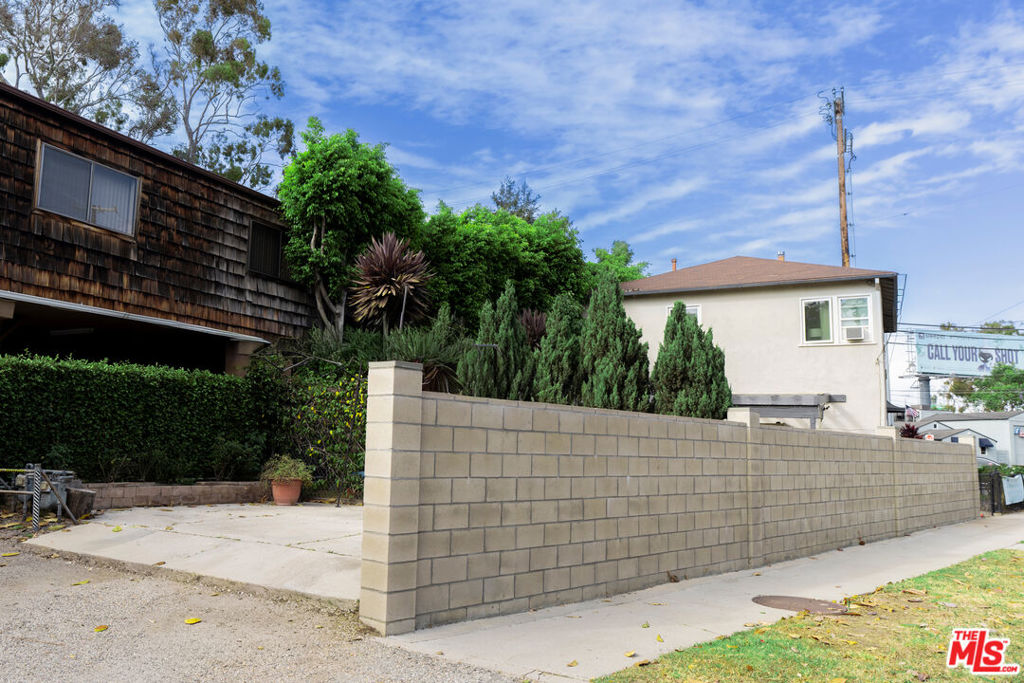 2499 S Barrington Avenue Property Photo 4