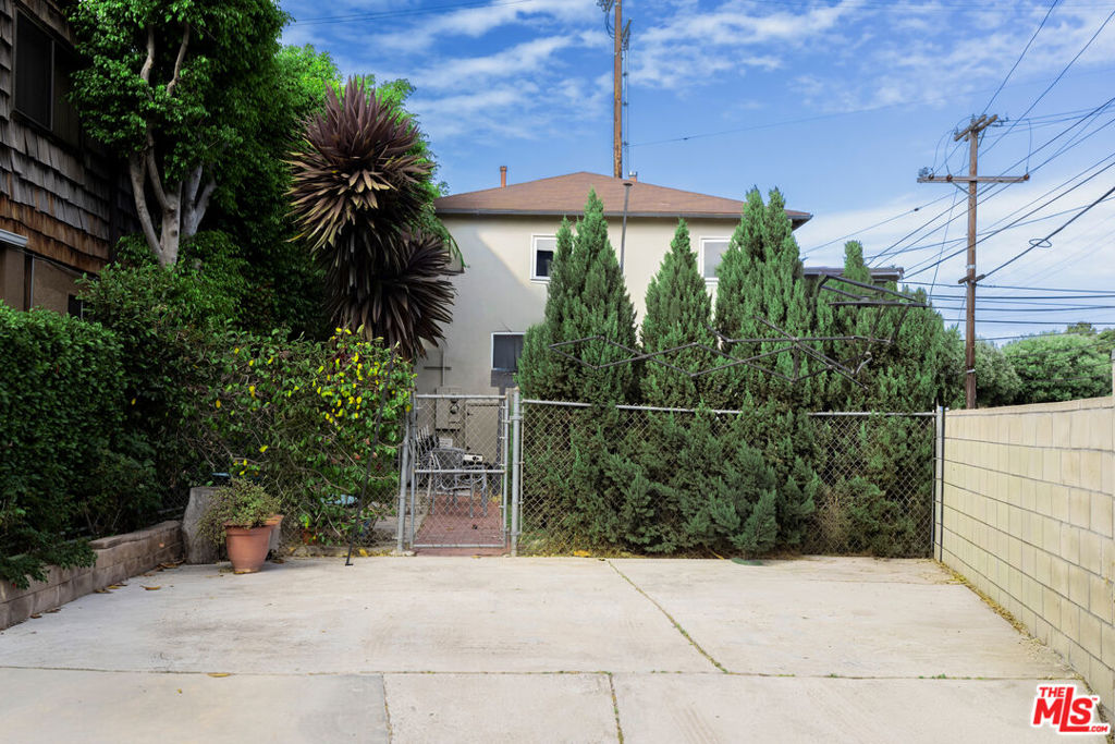 2499 S Barrington Avenue Property Photo 5