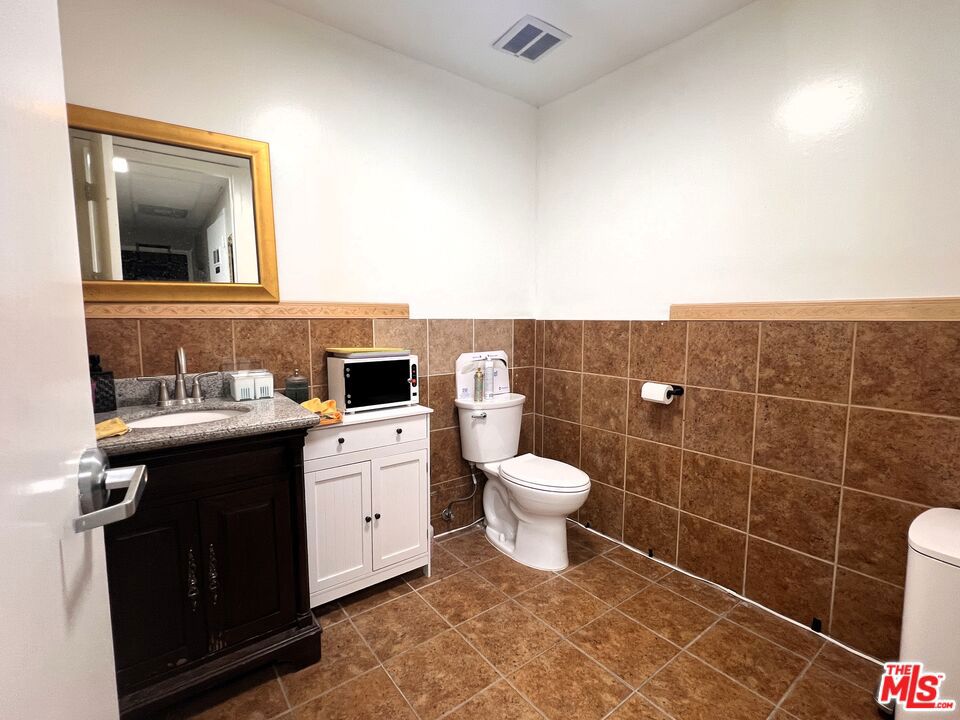22211 Sherman Way Property Photo 14