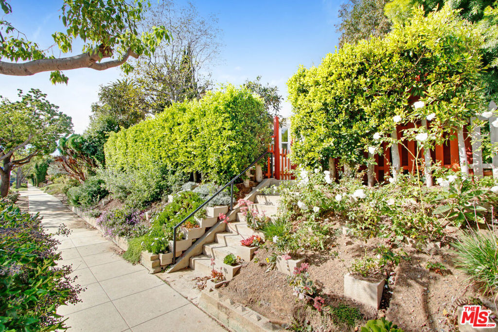 2227 Montana Avenue Property Photo 1