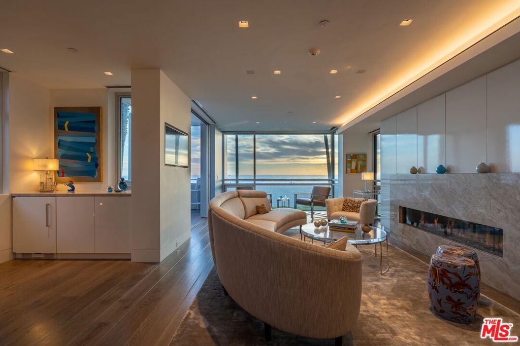 2505 Ocean Front Walk Property Photo 9