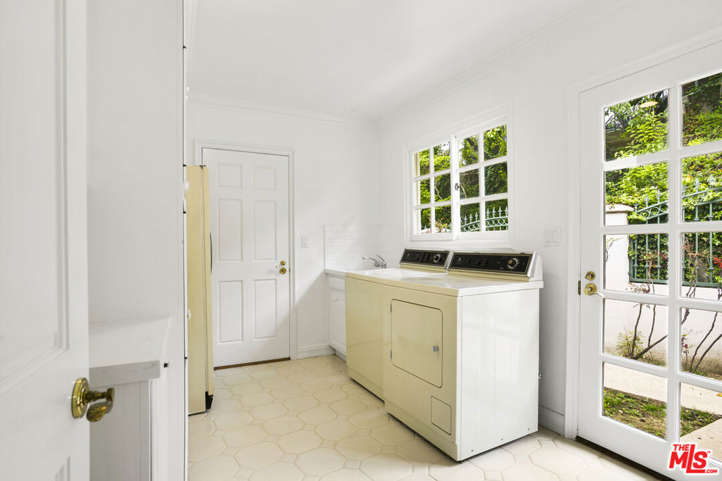 400 Evelyn Place Property Photo 39