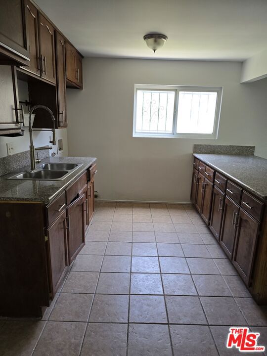 533 W 77th Street Property Photo 6