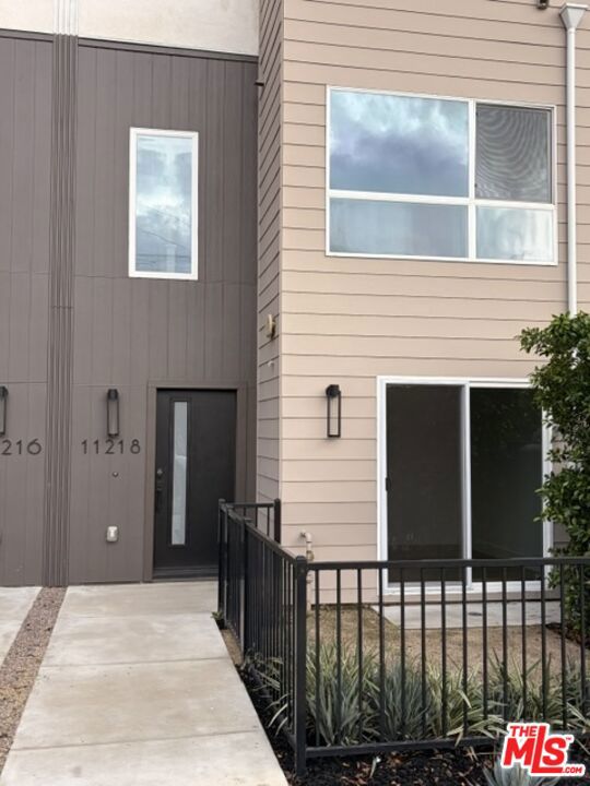11218 W Victory Boulevard 4 Property Photo 1