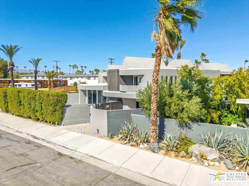 2286 N Junipero Avenue Property Photo 1