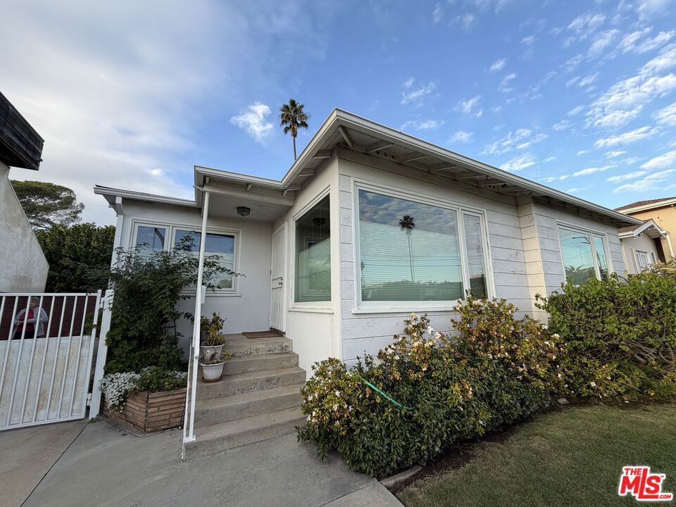 12207 Palms Boulevard Property Photo 1
