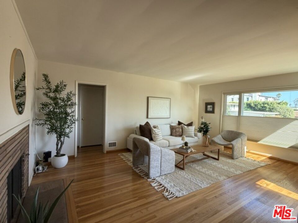 12207 Palms Boulevard Property Photo 2