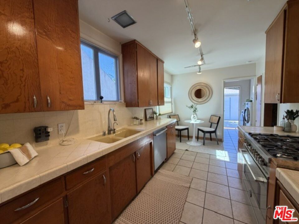 12207 Palms Boulevard Property Photo 5
