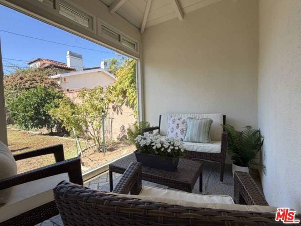 12207 Palms Boulevard Property Photo 10