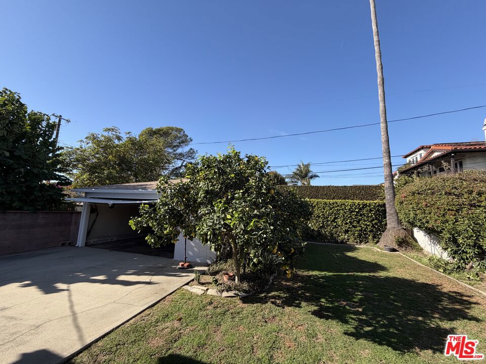 12207 Palms Boulevard Property Photo 16