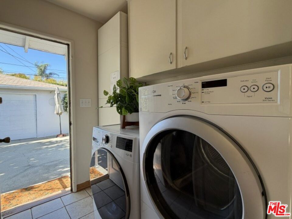 12207 Palms Boulevard Property Photo 17