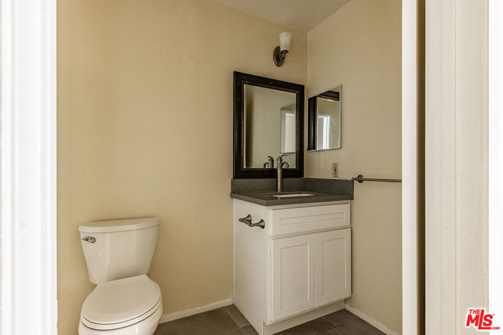 820 S St Andrews Place 303 Property Photo 3